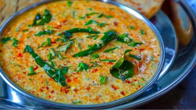 જો થાળીમાં દહીં કે રાયતા હોય તો ભોજનનો સ્વાદ બમણો થઈ જાય છે. ઘણા લોકો તેને તેમના લંચ કે ડિનર પ્લેટમાં સામેલ કરવાનું પસંદ કરે છે. જો તમે પણ તેમાંથી એક છો તો એકવાર રાજસ્થાની દહીં  તીખારી  ચોક્કસ બનાવો. તમને તેનો અદ્ભુત સ્વાદ ચોક્કસ ગમશે.