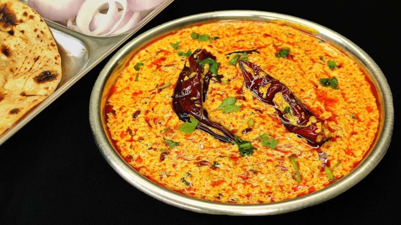 દહીં તીખારી ઘરે બનાવવું ખૂબ જ સરળ છે. દહીં તીખારી બનાવવા માટે સૌથી પહેલા એક કડાઈમાં તેલ ગરમ કરવા મુકો.