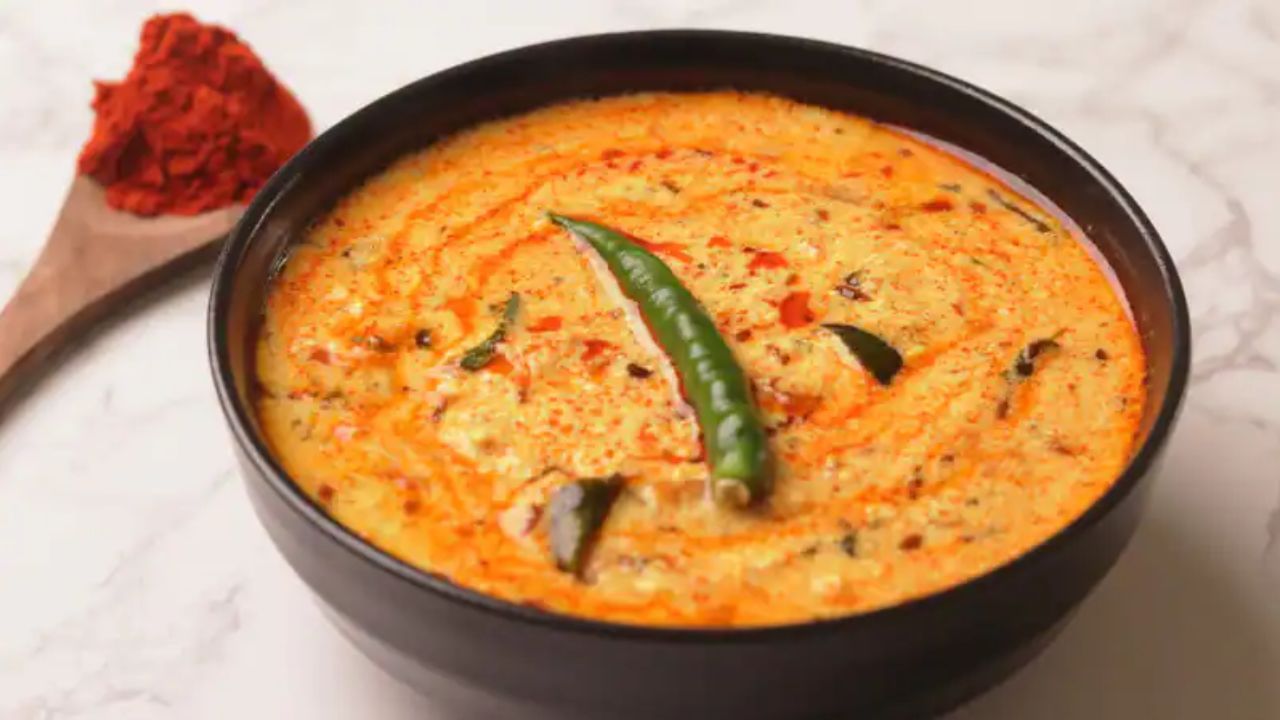 હવે આ દહીં પર લીલા ધાણાથી ગાર્નિશ કરી પીરસી શકો છો. આ દહીં તીખારી બાળકોથી લઈને વૃદ્ધો તમામને પસંદ આવશે.