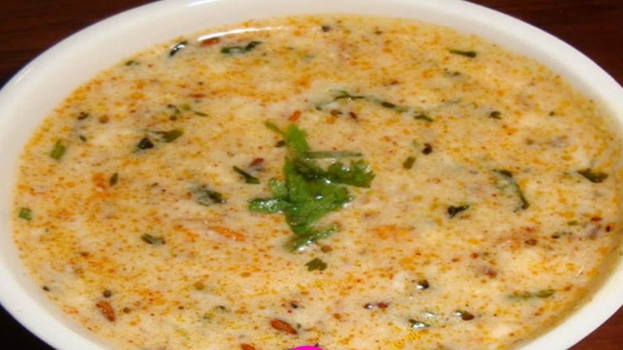 તમે દહીં તીખારી ને ભાત, ખીચડી, રોટલી, પરોઠા સહિતની અનેક વાનગીઓ સાથે પીરસી શકો છો.