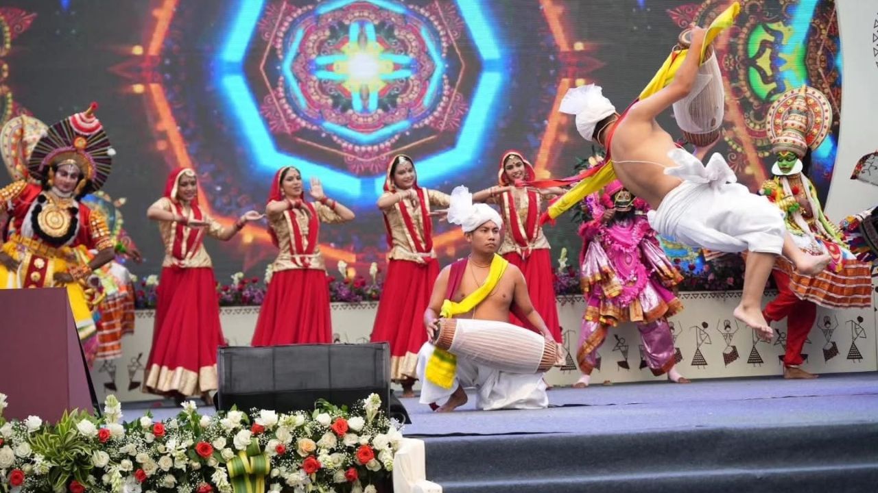 મહોત્સવના ઉદ્ઘાટનમાં ઉપસ્થિત રાજ્ય મંત્રી કુંવરજી હળપતીએ જણાવ્યું કે સાપુતારા હવે આંતરરાષ્ટ્રીય સ્તરે પોતાની ઓળખ બનાવી રહ્યું છે.