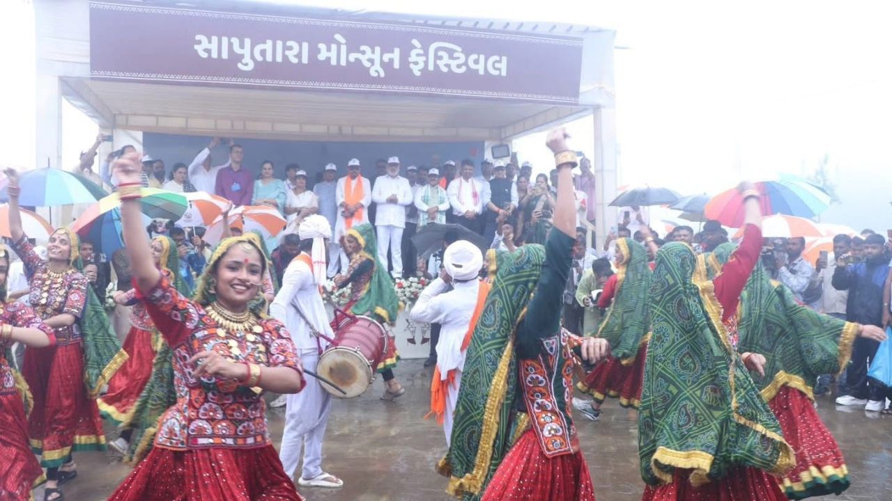 ફેસ્ટિવલ દરમિયાન પ્રવાસીઓને લોકકલા, ડાંગી નૃત્ય, સંગીત અને રેઇન ડાન્સ જેવા અનેક રસપ્રદ કાર્યક્રમો દ્વારા મનોરંજન પૂરું પાડવામાં આવી રહ્યું છે.