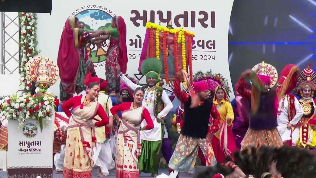 સાપુતારાના પ્રસિદ્ધ સ્થળો જેમ કે લેક ગાર્ડન, ગવર્નર હિલ અને સનસેટ પોઇન્ટ જેવા સ્થળોએ ખાસ જળ, પર્વત અને પ્રાકૃતિક સાહસિક પ્રવૃત્તિઓ માટે વ્યવસ્થા કરાઈ છે. નેચર ટ્રેઈલ, હેન્ડીક્રાફ્ટ બજાર અને સેલ્ફી પોઇન્ટ પણ પ્રવાસીઓ માટે વિશેષ આકર્ષણ બની રહ્યા છે. સમગ્ર વાતાવરણમાં સંગીત, નૃત્ય અને કુદરતી સૌંદર્યનો સમન્વય જોવા મળે છે.