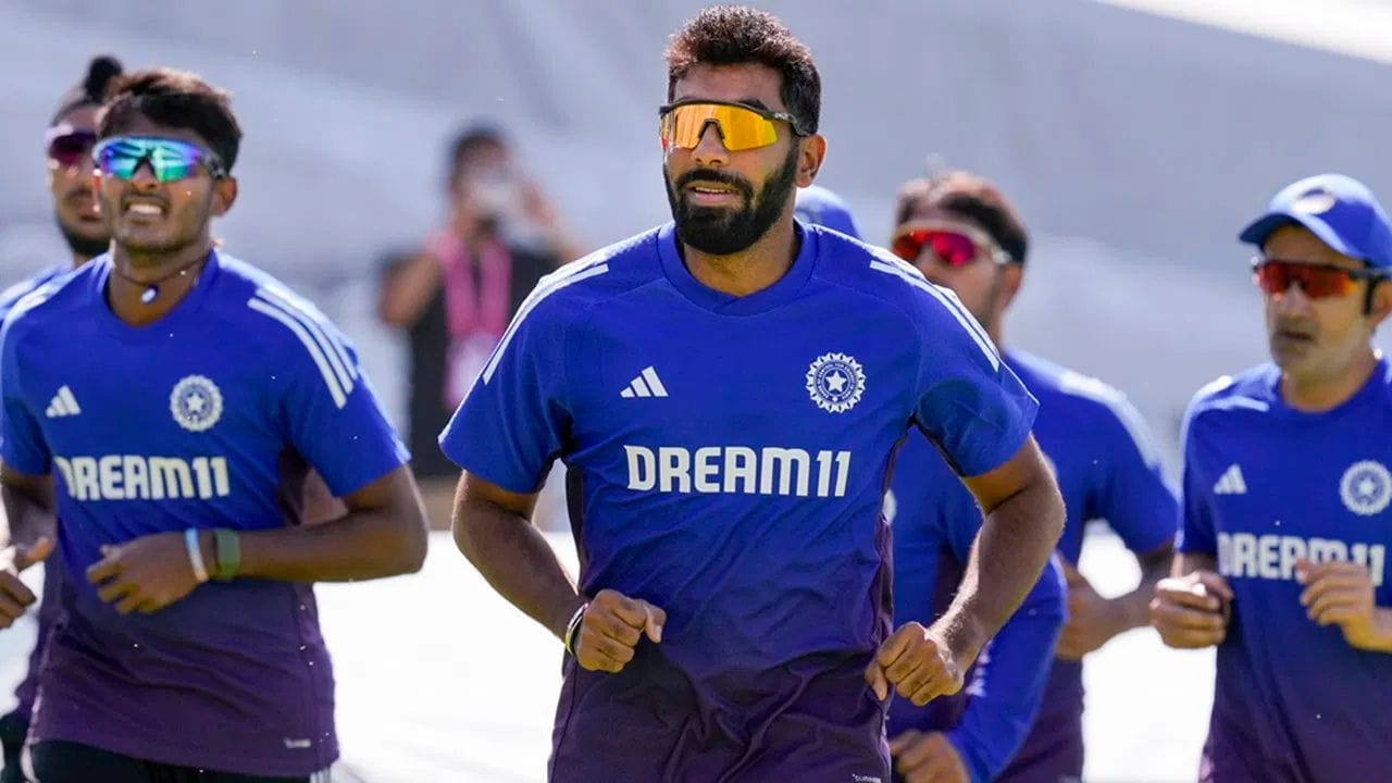 લોર્ડ્સ ટેસ્ટમાં ટીમ ઈન્ડિયાના પ્લેઈંગ ઈલેવનની વાત કરીએ તો, એવા સમાચાર છે કે ટીમમાં ફેરફાર થઈ શકે છે. જસપ્રીત બુમરાહની પ્લેઈંગ ઈલેવનમાં વાપસી નિશ્ચિત છે અને પ્રસિદ્ધ કૃષ્ણા બહાર થઈ શકે છે. (All Photo Credit : PTI / X)