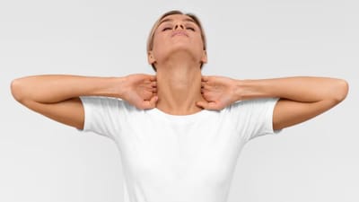 Neck Rotation : લાંબા સમય સુધી લેપટોપ સ્ક્રીન સામે જોવાથી ગરદનમાં જડતા અને દુખાવો થવો સામાન્ય છે. ગરદન રોટેશનથી ગરદનના સ્નાયુઓને રાહત મળે છે. આ કસરત માટે સીધા બેસો અને ધીમે ધીમે તમારી ગરદનને જમણી તરફથી ડાબી તરફ ફેરવો. તેમજ ડાબી તરફથી જમણી તરફ  એમ આ કરસરતનું  દિવસમાં ૩-૪ વખત પુનરાવર્તન કરો.