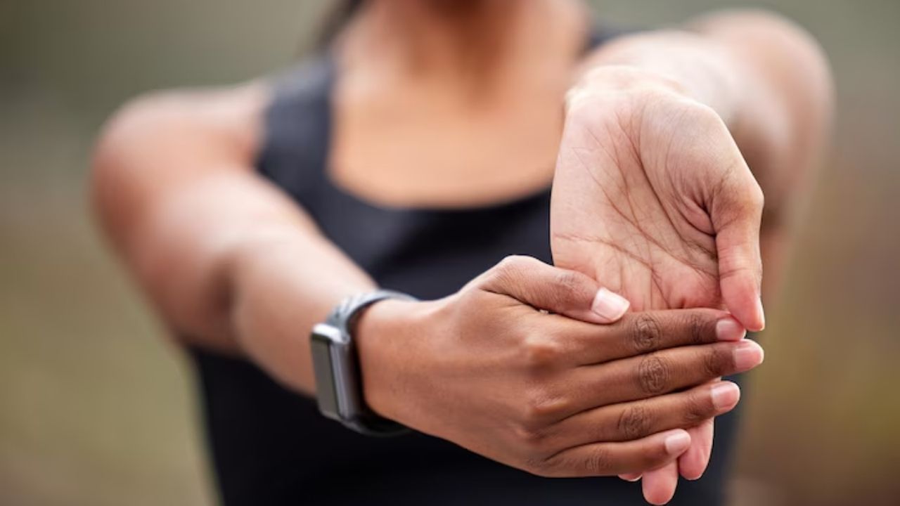 Hand & Wrist Stretch : કોમ્પ્યુટર અને માઉસનો સતત ઉપયોગ હાથ અને કાંડા પર ભાર મૂકે છે.જેથી હાથ અને કાંડાની સ્ટ્રેચિંગ જરુરી છે. તેના માટે એક હાથ આગળ લંબાવો અને બીજા હાથથી આંગળીઓને ધીમેથી પાછળની તરફ ખેંચો. આ બંન્ને તરફ કરો. 