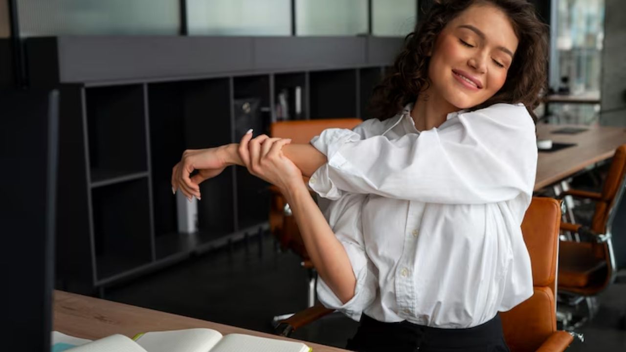 Seated Spinal Twist : લાંબા સમય સુધી બેસી રહેવાથી કરોડરજ્જુ જકડાઈ  જાય છે. આ કસરત કરવા માટે ખુરશી પર બેસો અને જમણી તરફ વળો, ડાબા હાથથી જમણી ખુરશીનું હેન્ડલ પકડો. થોડીવાર રાહ જુઓ, પછી ડાબી બાજુએ પુનરાવર્તન કરો.