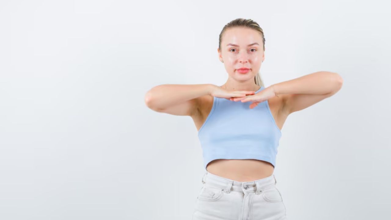 Shoulder Rotation:  જો તમને તમારા ખભામાં જડતા અને ભારેપણું લાગે છે, તો આ સ્ટ્રેચિંગ ખૂબ અસરકારક છે. આ કસરત માટે બંને ખભાને એકસાથે ઉપર ઉઠાવો, પછી તેમને પાછળની તરફ ગોળ કરો. આ 10 વાર કરો. પછી 10 વાર આગળ ફેરવો.