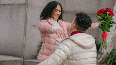 લગ્ન પહેલા છોકરા-છોકરીને મળે તેને  'Courtship' કહેવામાં આવતું હતુ. જેમાં છોકરો છોકરીના પરિવારના ઘરે આવે છે. મુલાકાત હંમેશા પરિવારની હાજરીમાં થતી હતી.   એકમાત્ર હેતુ લગ્ન હતો, રોમેન્ટિક ડેટનો કોઈ ખ્યાલ નહોતો. સામાજિક પ્રતિષ્ઠા, ધર્મ અને કૌટુંબિક સ્વીકૃતિ સૌથી મહત્વપૂર્ણ હતી.