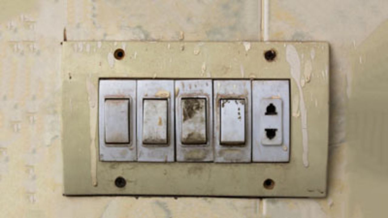 વિનેગર કામ કરશે: જો તમારા ઘરમાં વિનેગર હોય તો તમે તેની મદદથી ગંદા સ્વીચબોર્ડને સાફ કરી શકો છો. આ માટે રુ પર વિનેગર લો અને ધીમે-ધીમે તેને સ્વીચબોર્ડ પર લગાવો. તેને 5 થી 7 મિનિટ સુધી હળવા હાથે ઘસો. થોડીવાર ઘસો પછી, સ્વીચબોર્ડ સાફ કરો. તમને તેની અસર પણ તરત જ દેખાશે.