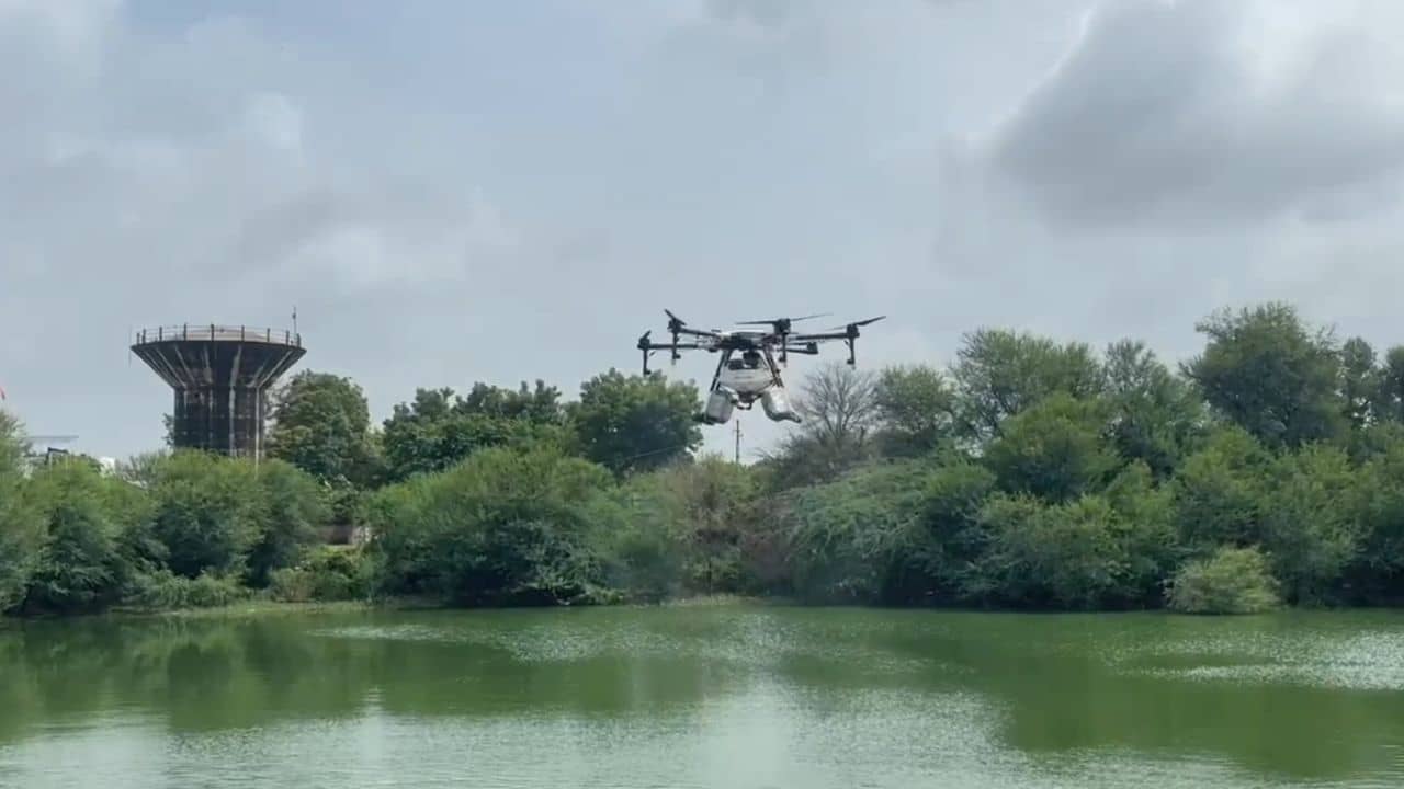 Gandhinagar : મચ્છરજન્ય રોગો પર નિયંત્રણ રાખવા ડ્રોનની મદદથી કરાયો દવા છંટકાવ, જુઓ Video