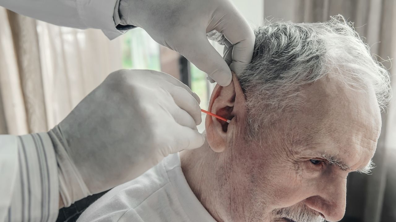 ધ્યાનમાં રાખવા જેવી બાબતોની ચર્ચા કરવામાં આવે તો, જો તમારા કાનમાં વારંવાર મેળ ભરાય છે તો ડૉક્ટરની સલાહ જરૂર લો.