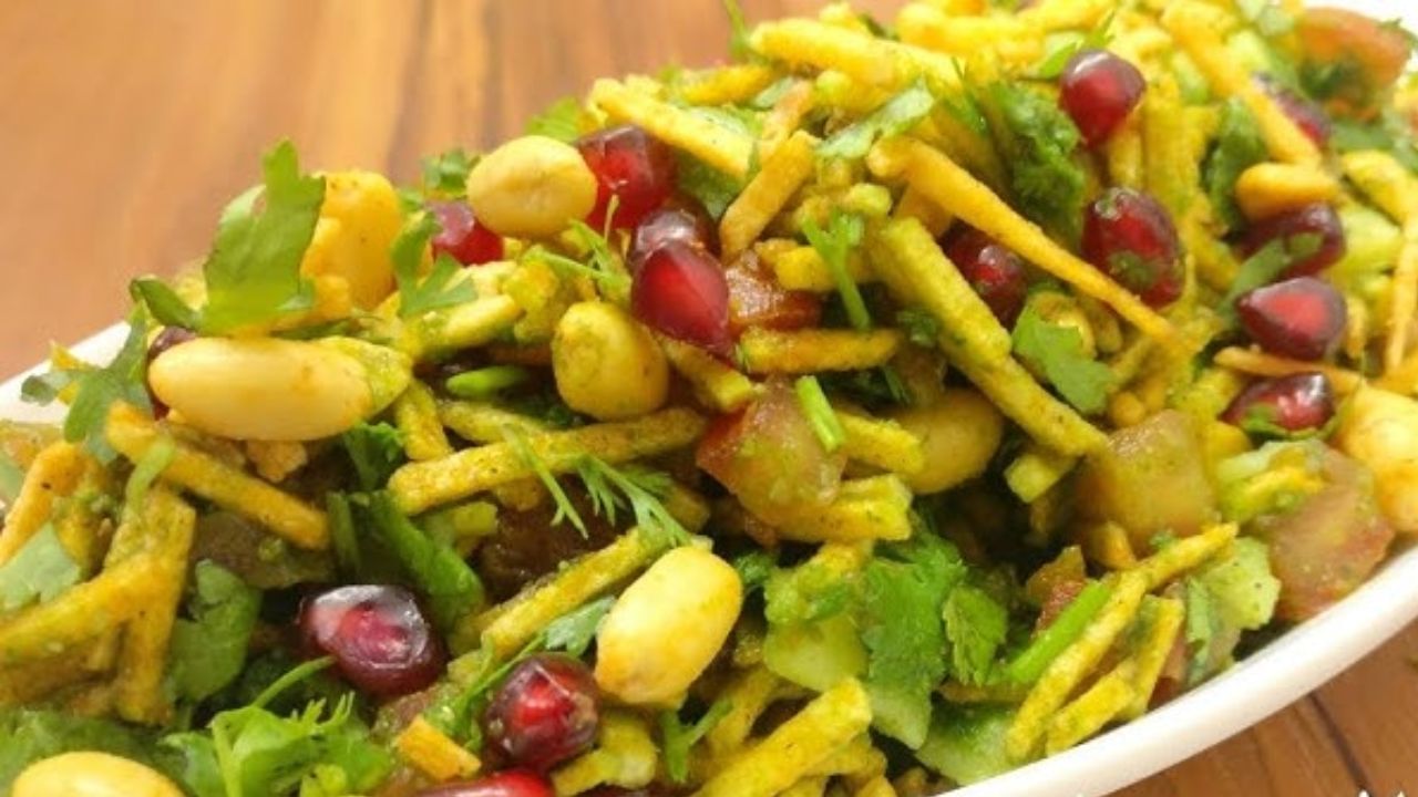 ફરાળી ભેળ બનાવવા માટે સૌથી પહેલા એક પેનમાં ઘી મુકી તેમાં મખાના સારી રીતે શેકી લો. મખાના ક્રિસ્પી અને બ્રાઉન થાય ત્યાં સુધી શેકો.