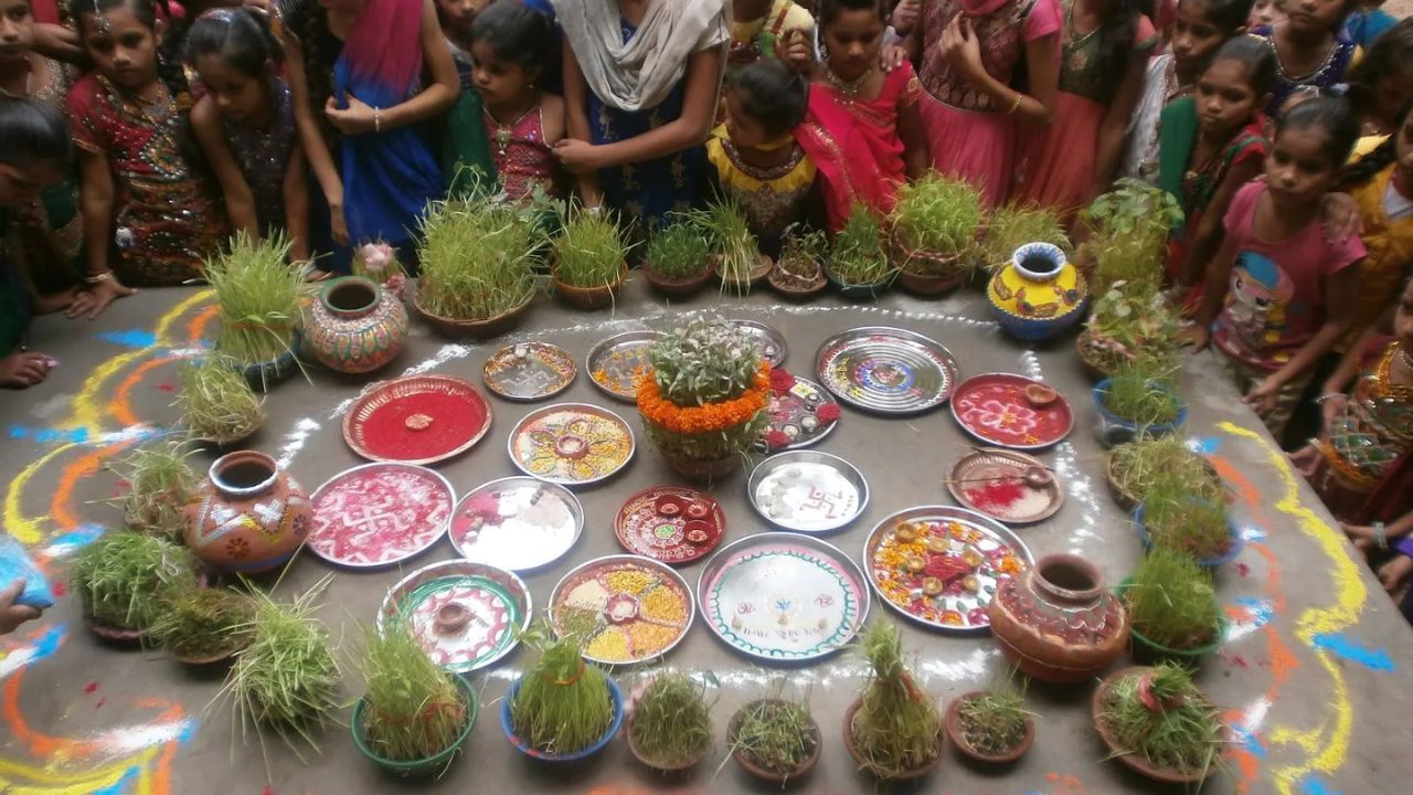 ધાર્મિક કારણ: ગૌરીવ્રત અને  જયા પાર્વતી વ્રત મુખ્યત્વે ગુજરાતમાં ઉજવવામાં આવતો એક મહત્વપૂર્ણ ઉપવાસ છે. આ વ્રતમાં મીઠા રહિત ભોજનનો ઉલ્લેખ છે, જેનો અર્થ છે સાત્વિક ભોજન, જેમાં કોઈ તામસિક (માંસ, ડુંગળી, લસણ વગેરે) અથવા મસાલેદાર ખોરાકનો સમાવેશ થતો નથી. મીઠા રહિત ભોજન ખાવાથી શરીર અને મન શુદ્ધ થાય છે. જેનાથી દેવી-દેવતાઓના આશીર્વાદ મળે છે.
