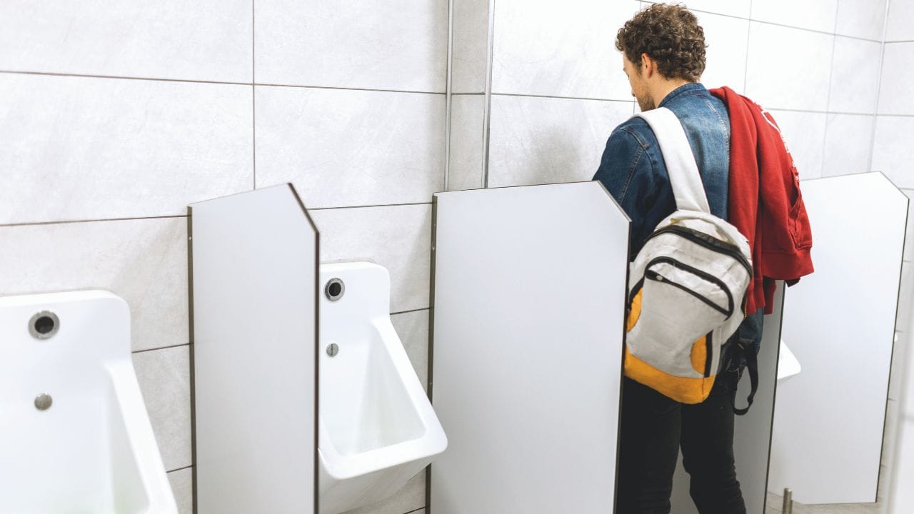 જો તમે દિવસમાં 3-4 લીટર પાણી પીતા હોવ તો દરેક 3-4 કલાકે પેશાબ જવું સામાન્ય છે. પરંતુ જો વારંવાર પેશાબ થાય છે, ખાસ કરીને 7-8 વખતથી વધુ, તો આરોગ્ય ચકાસણી કરાવવી અનિવાર્ય છે. સમયસર કાર્યવાહી કરીને આવતી મોટી બીમારીથી બચી શકાય છે. (નોંધ : અહીં આપવામાં આવેલી માહિતી ફક્ત આપની જાણકારી માટે છે. કોઈ પણ સમસ્યા જણાય તો ડૉક્ટરનો સંપર્ક કરવો.)