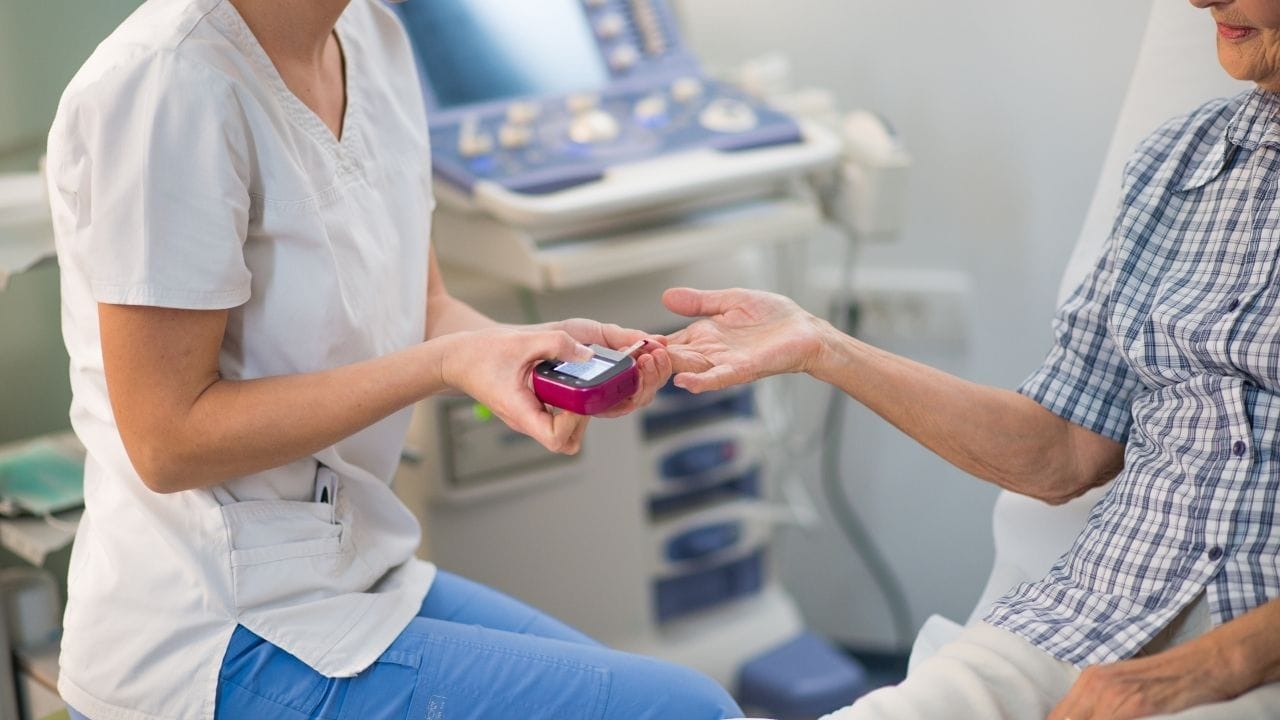 ડાયાબિટીસ: બ્લડ શુગર લેવલ વધવાથી શરીરમાં યુરિન વધે છે, જે વારંવાર પેશાબનું કારણ બને છે.