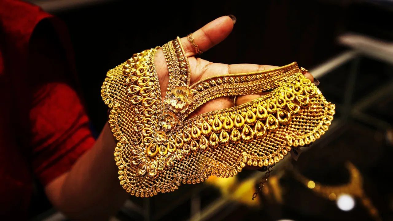 ઓલ ઈન્ડિયા બુલિયન એસોસિએશનના જણાવ્યા અનુસાર, 99.9 ટકા શુદ્ધતા ધરાવતું સોનું 700 રૂપિયા સસ્તું થઈને 98,420 રૂપિયા પ્રતિ 10 ગ્રામ પર પહોંચી ગયું. છેલ્લા ટ્રેડિંગ સત્રમાં સોનું 99,120 રૂપિયા પર બંધ થયું.