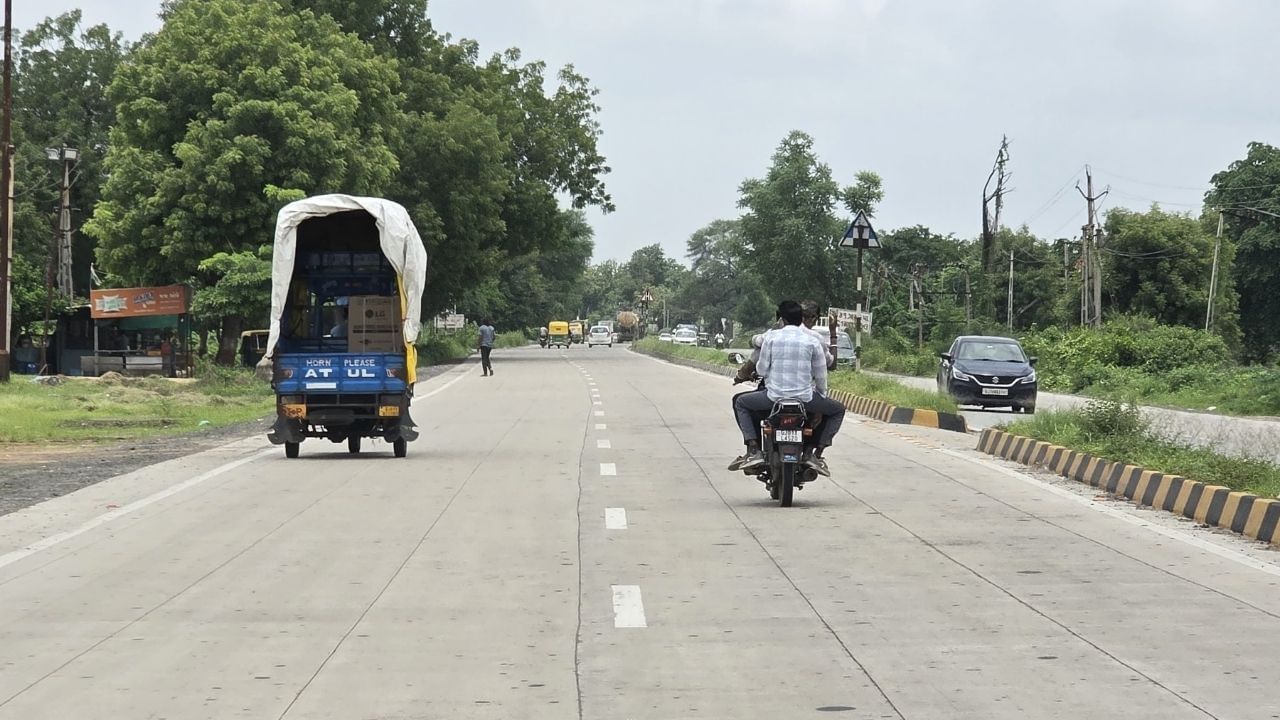 રાજધાનીમાં કુલ 6.20 કિમી લંબાઈનો કોબા-અડાલજ લિંક રોડ અને 2.80 કિમી લંબાઈનો સરગાસણથી રક્ષાશક્તિ સર્કલ સુધીનો રોડ હવે નવી વ્હાઈટ ટોપિંગ પદ્ધતિથી તૈયાર થયો છે.