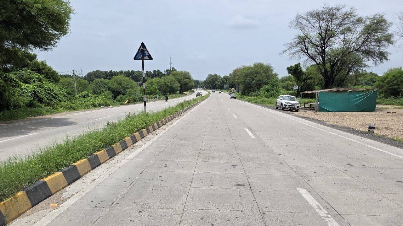 ચોમાસાની ઋતુમાં રાજ્યના ઘણા વિસ્તારોમાં ભારે વરસાદને કારણે રોડ અને પુલોમાં ભારે નુકસાન થયેલ છે. આવા સમયમાં વ્હાઈટ ટોપિંગ પદ્ધતિ ખૂબ ઉપયોગી બની છે કારણ કે તે વધુ મજબૂત અને ટકાઉ માર્ગ પ્રદાન કરે છે.