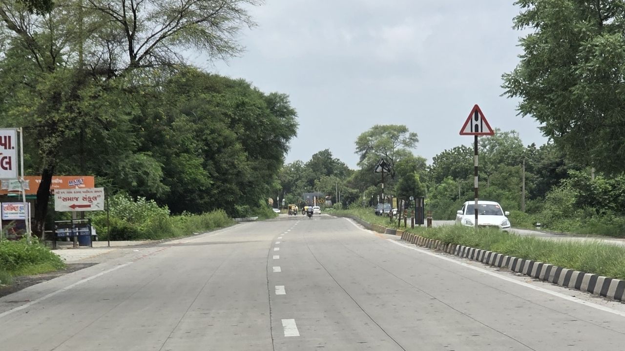 ગાંધીનગરના વ્હાઈટ ટોપિંગ થયેલા બંને માર્ગો હવે વાહનવ્યવહાર માટે ખુલ્લા મુકવામાં આવ્યા છે.