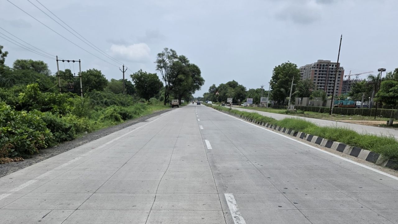 કેન્દ્ર સરકારના માર્ગ અને પરિવહન મંત્રી નીતિન ગડકરીના સૂચનને અનુસરીને ગુજરાતમાં વ્હાઈટ ટોપિંગ માર્ગોની કામગીરી ઝડપથી આગળ વધારવામાં આવી રહી છે.