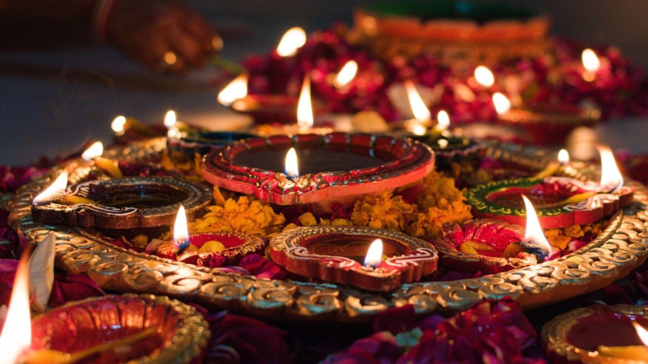 (Disclaimer - આ લેખમાં સમાવિષ્ટ કોઈપણ માહિતી/સામગ્રી/ગણતરીની ચોકસાઈ અથવા વિશ્વસનીયતાની ખાતરી આપવામાં આવતી નથી. આ માહિતી વિવિધ માધ્યમો/જ્યોતિષીઓ/ઉપદેશો/માન્યતાઓ/ધાર્મિક ગ્રંથોમાંથી એકત્રિત કરીને તમારા સુધી પહોંચાડવામાં આવી છે. અમારો ઉદ્દેશ્ય ફક્ત માહિતી પહોંચાડવાનો છે. વાંચકોએ તેને ફક્ત માહિતી તરીકે જ માનવી જોઈએ. આ ઉપરાંત તેના કોઈપણ ઉપયોગ માટે વાંચકો પોતે જવાબદાર રહેશે.)(All Image Symbolic)
