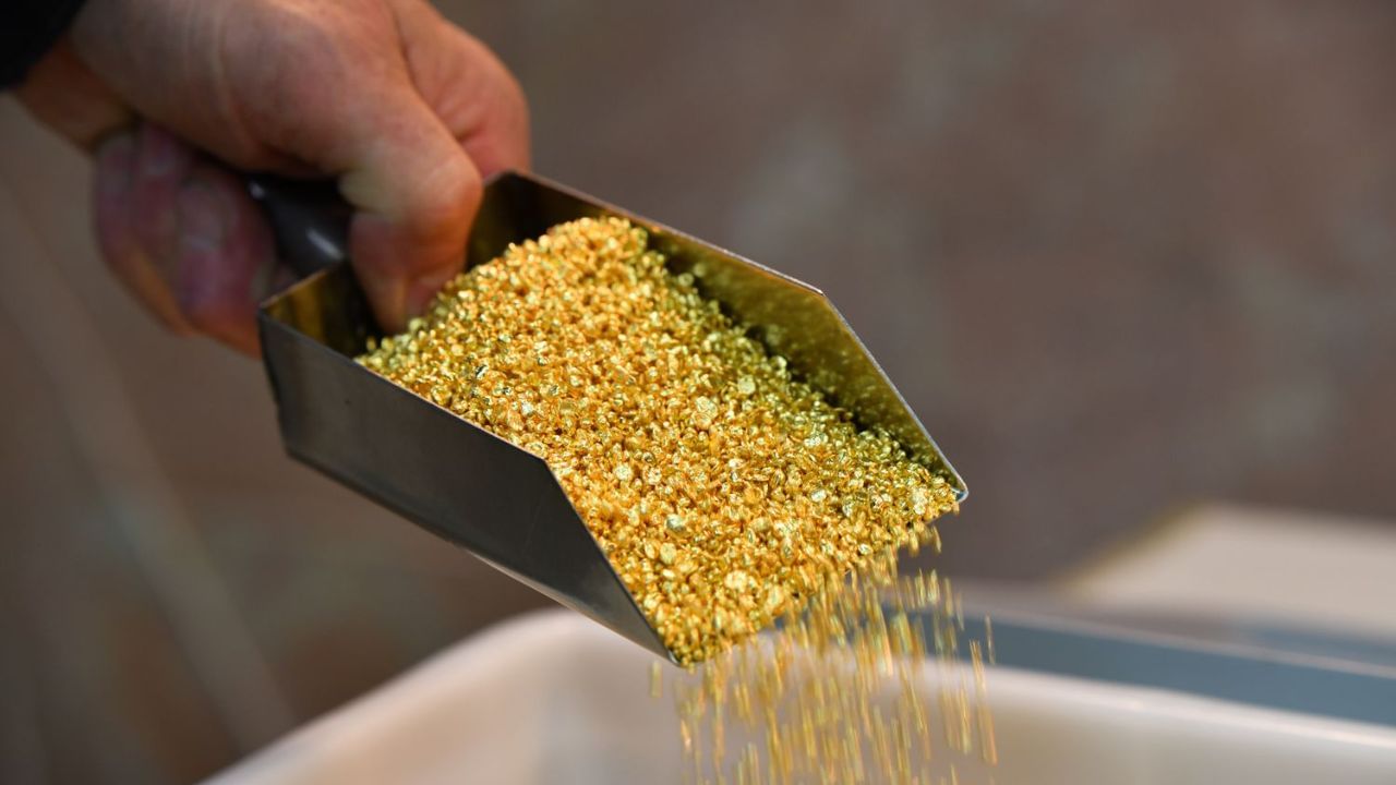 Gold Rate Today: સોનાના ભાવમાં સતત ઘટાડો આજે અટકી ગયો છે. આજે મહિનાનો બીજો દિવસ છે અને સોનાના ભાવમાં 1000 રૂપિયાથી વધુનો વધારો થયો છે. બુલિયન માર્કેટમાં 24 કેરેટ સોનાના 10 ગ્રામનો ભાવ 98,500 રૂપિયા છે અને 22 કેરેટ સોનાનો ભાવ 90,300 રૂપિયાથી વધુ છે.