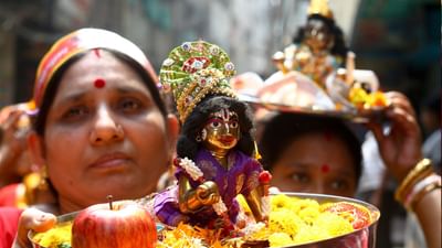 હિન્દુ ધર્મ અનુસાર, વિવિધ દેવી-દેવતાઓ કેટલીક ચોક્કસ રાશિઓ પર વિશેષ કૃપા દર્શાવતા હોય છે. એવી માન્યતા છે કે આ રાશિઓ પર તેમના આશીર્વાદ સદાય રહે છે અને તેમને અનેક ક્ષેત્રોમાં શુભ ફળ પ્રાપ્ત થાય છે. ( Credits: Getty Images )