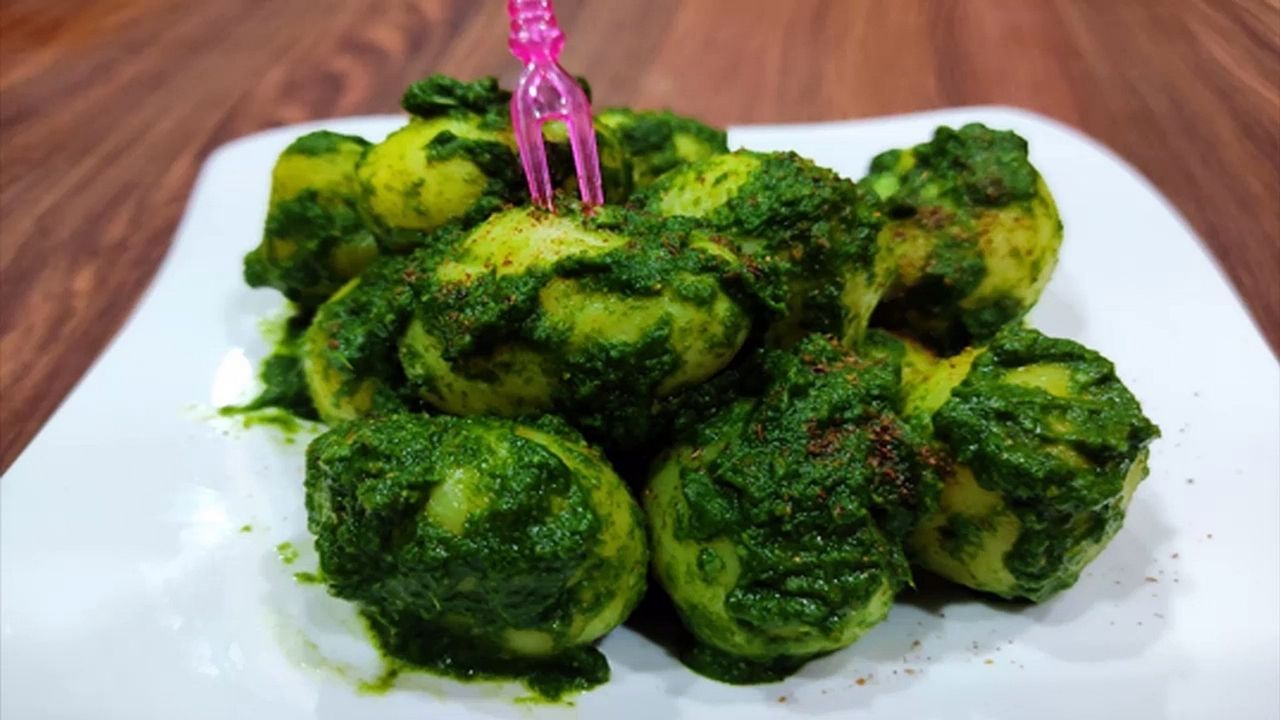 હવે આ ચટણીને સમારેલા બટાકામાં ઉમેરો અને તેને સારી રીતે મિક્સ કરો. હવે લીંબુનો રસ ઉમેરો. તેમાં સ્વાદઅનુસાર મીઠું ઉમેરો. તમારે તેને શિયાળામાં કે વરસાદની ઋતુમાં ખાવાની મજા આવે છે.