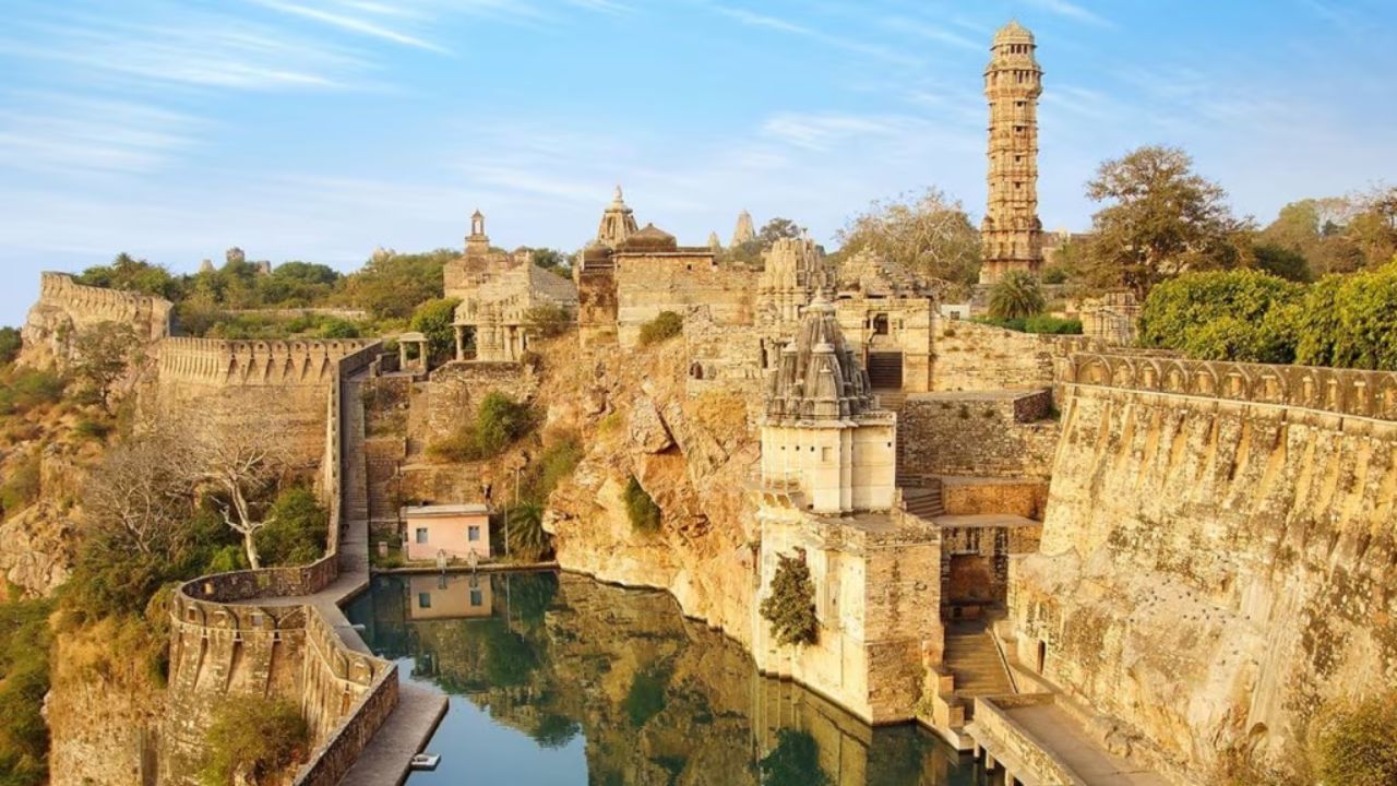 રાજસ્થાનનું ગ્રોસ સ્ટેટ ડોમેસ્ટિક પ્રોડક્ટ (GSDP) 17.8 લાખ કરોડ રૂપિયા છે, આ આધારે તે દેશનું સાતમું સૌથી ધનિક રાજ્ય છે.