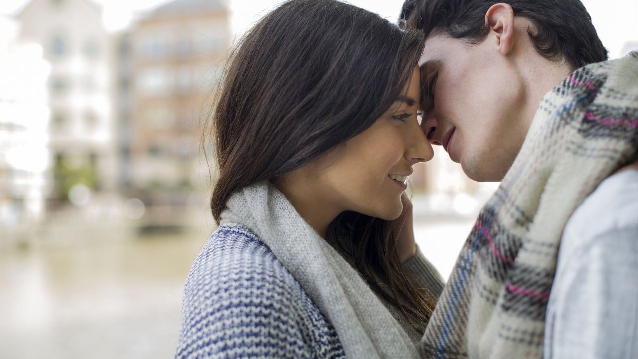 ખુબ ઓછા પ્રમાણમાં મહિલાઓ પીરિયડ્સ દરમિયાન શારીરિક સંબંધ બાંધવાનો વિચાર કરે છે.એવું કહેવું ખોટું નહીં હોય કે પીરિયડ્સ દરમિયાન શારીરિક સંબંધ બાંધવો સંપૂર્ણપણે સલામત છે.