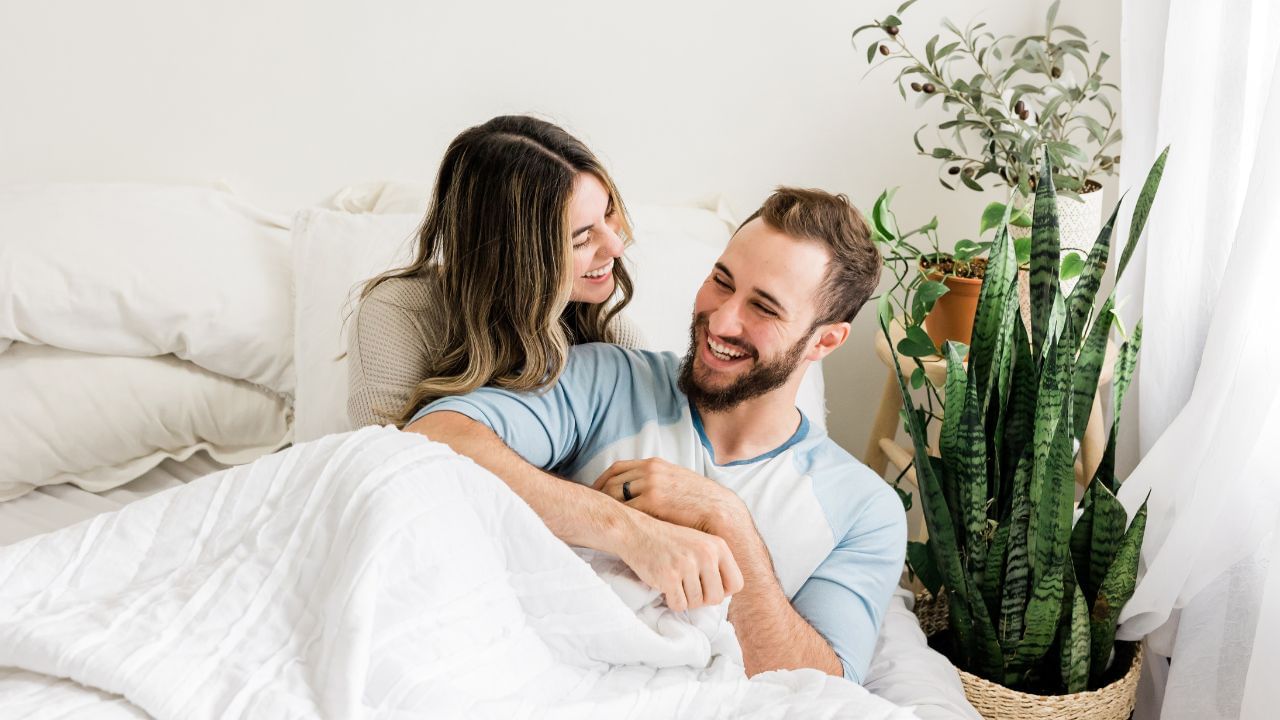 પીરિયડ્સ દરમિયાન શારીરિક સંબંધ બાંધતી વખતે કેટલીક વાતનું ધ્યાન રાખવું ખુબ જરુરી છે. જેમ કે, જો મહિલાને વધારે બ્લીડિંગ થાય છે કે, દુખાવો થઈ રહ્યો છે તો શારિરીક સંબંધ બાંધવો સલામત નથી. આનાથી મહિલાનું સ્વાસ્થ્ય બગડી શકે છે.