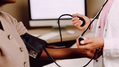  મહિલાઓનો શરીરમાં 35 વર્ષ પછી હોર્મોનલ, મેટાબોલિક અને શારીરિક ફેરફારો થવા લાગે છે. પરંતુ કામની જવાબદારીઓને કારણે મહિલાઓ આ ફેરફારોને અવગણે છે. ક્યારેક તેઓ કાર્યસ્થળની જવાબદારીઓને કારણે સમય કાઢી શકતી નથી અને ક્યારેક તેઓ ઘરની જવાબદારીઓને કારણે તેમના સ્વાસ્થ્ય પર ધ્યાન આપી શકતી નથી. 