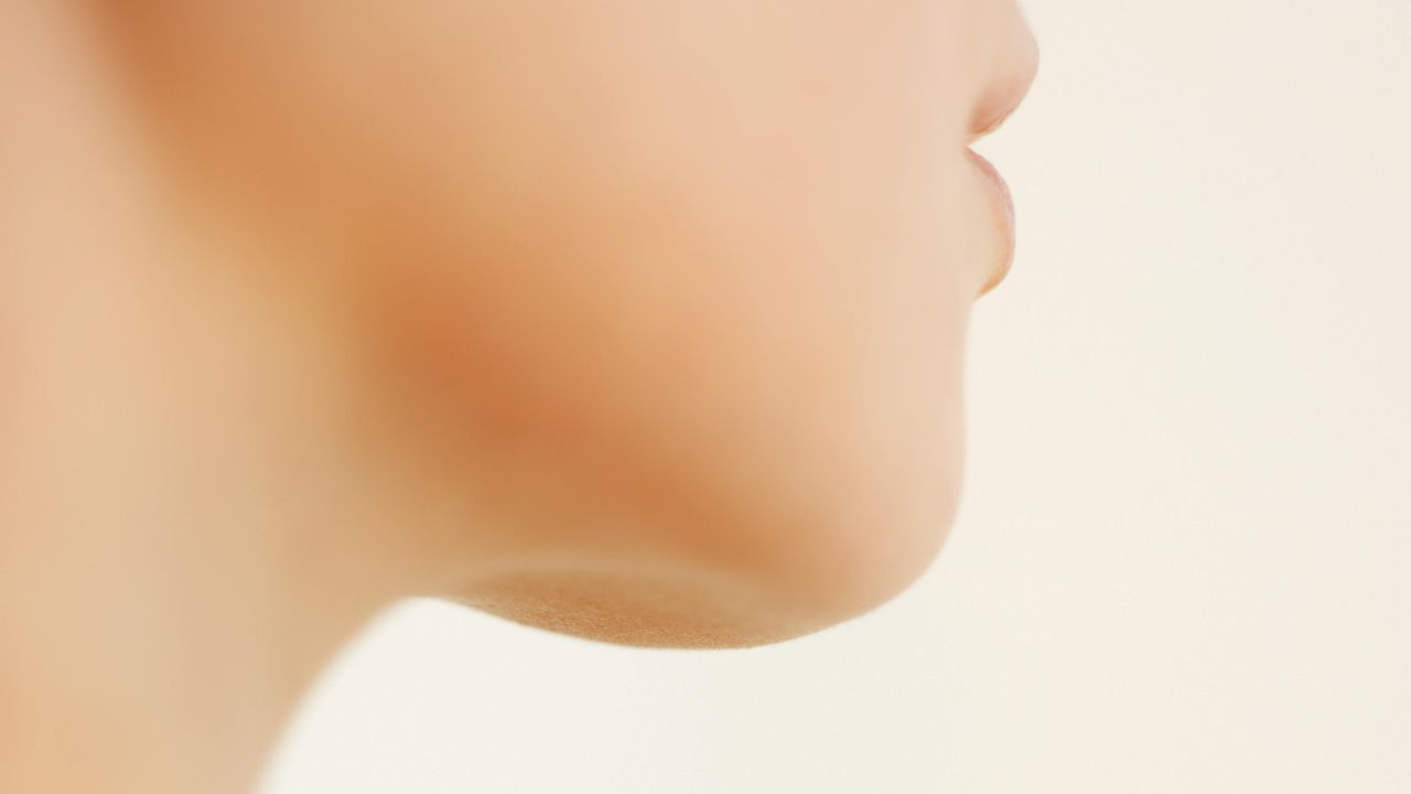 પ્રોલૈટિન હોર્મોન પિટ્યુટરી ગ્લૈડમાં બનનાર હોર્મોન છે, આ હોર્મોન મહિલાઓમાં પીરિયડ્સ સાઈકલને મેનેજ કરવામાં મદદ કરે છે. જો મહિલાઓમાં પ્રોલૈટિન એન્બેલેન્સ થઈ જાય છે. તો આનાથી પીરિયડ્સ અને ચહેરા અને દાઢીના વાળ જેવી સમસ્યાઓ શરુ થઈ જાય છે.જો તમારી દાઢી અથવા ચહેરા પર વાળ હોય, તો તમારે શક્ય તેટલી વહેલી તકે ડૉક્ટરનો સંપર્ક કરવો જોઈએ.  