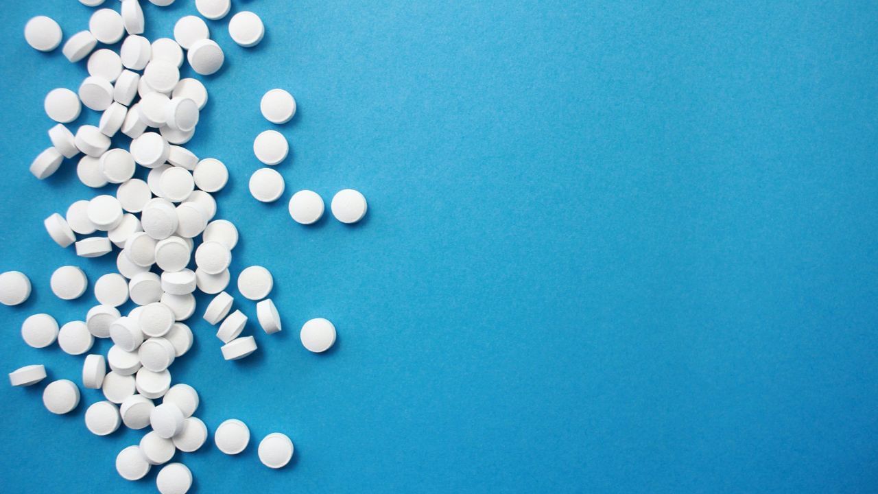 ગર્ભનિરોધક ગોળીઓ ભલે ગર્ભધારણથી બચવા માટે એક સામાન્ય અને અસરકારક રીત હોવા છતાં, ડૉક્ટરની સલાહ વગર તેનું સેવન શરીર માટે ખૂબ જ હાનિકારક હોઈ શકે છે. ચાલો આ લેખમાં આપણે ગર્ભનિરોધક ગોળીઓ લેવાના ગેરફાયદા વિશે વિગતવાર જાણીએ.