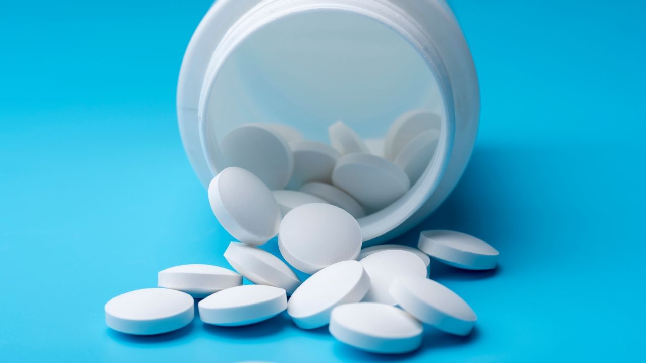 ગર્ભનિરોધક ગોળીઓનું સેવન 72 કલાકની અંદર કરવાનું હોય છે. ગર્ભનિરોધક ગોળીઓ શરીરમાં હોર્મોનના લેવલને કંટ્રોલ કરવાનું કામ કરે છે. આનું સેવન કરવાથી અનિચ્છનીય ગર્ભથી બચી શકાય છે પરંતુ આ ગોળીઓનું વધારે સેવન અને ડોક્ટરની સલાહ વગર સેવન કરવું શરીરને નુકસાન પહોંચાડી શકે છે.