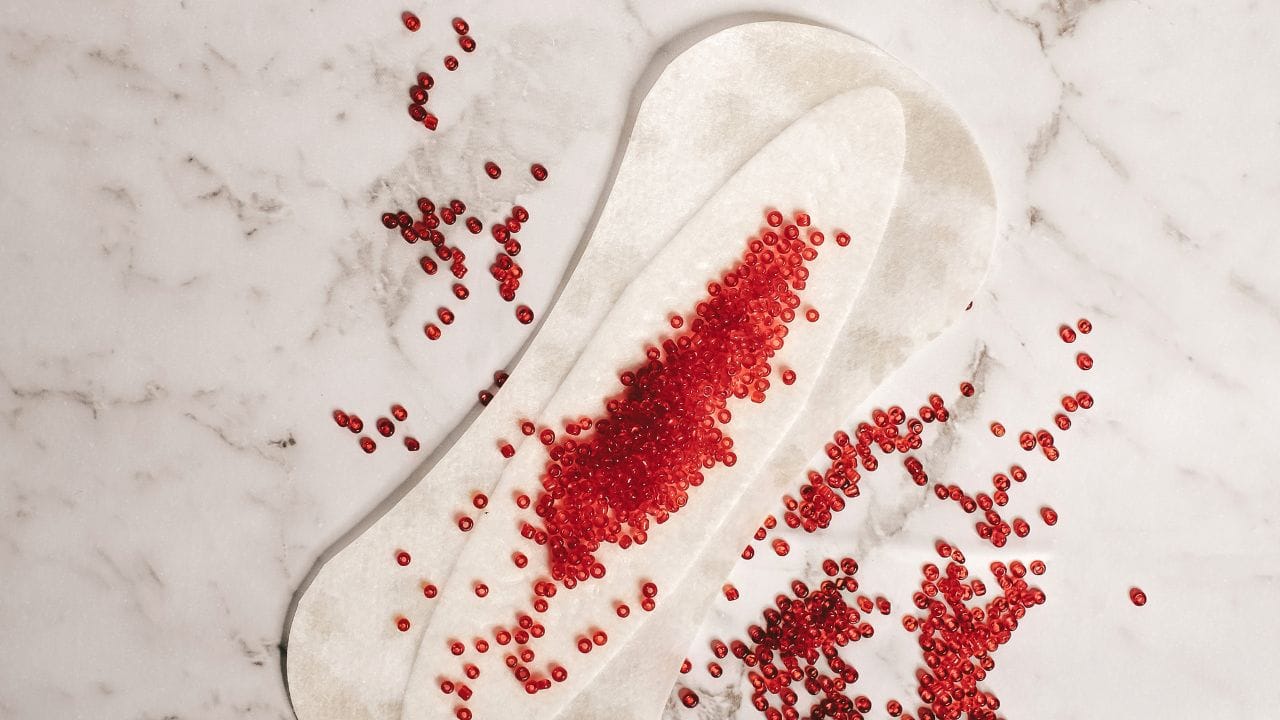 મેનોરેજિયા જેને હેવી બ્લીડિંગ તરીકે પણ ઓળખવામાં આવે છે, તે એક એવી સ્થિતિ છે જેમાં પીરિયડ્સ દરમિયાન વધુ પડતો અથવા લાંબા સમય સુધી બ્લીડિંગ આવે છે.