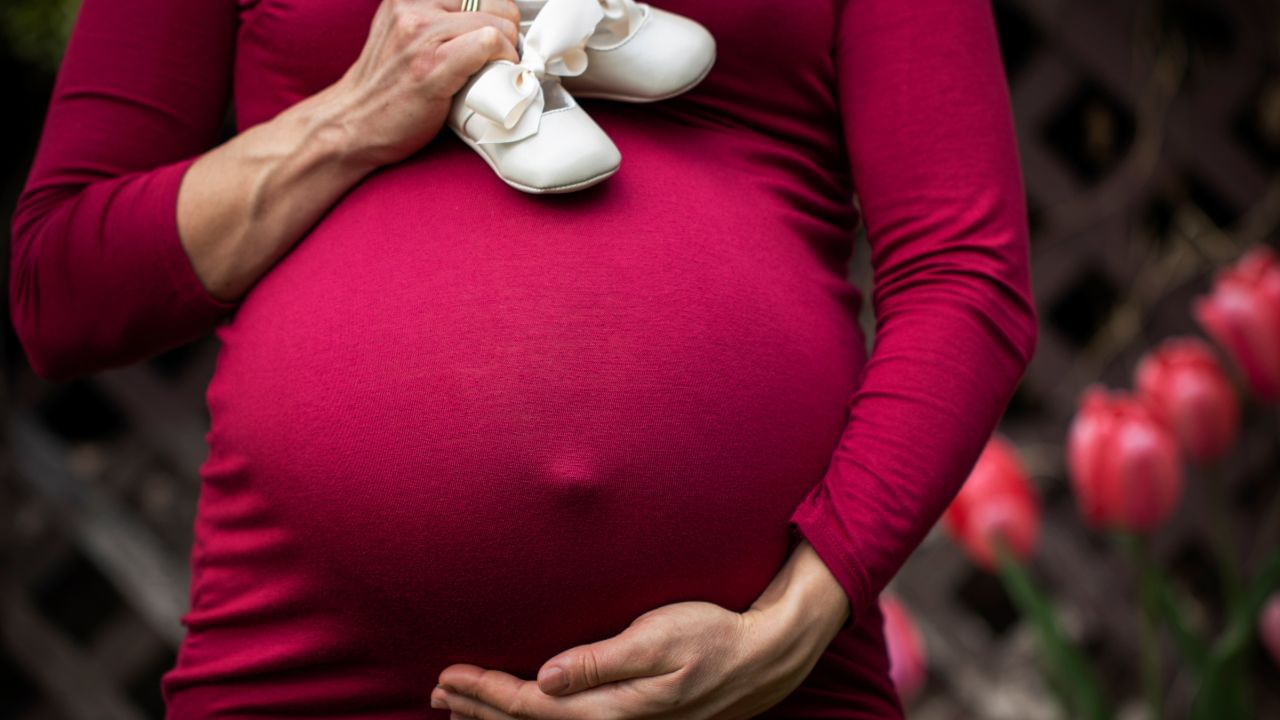 IVF પ્રકિયામાં ભ્રુણને મહિલાના ગર્ભાશયમાં ટ્રાન્સફર કર્યા બાદ આગામી પગલું હોય છે પ્રેગ્નન્સી કન્ફોર્મ કરવી. સામાન્ય રીતે ટ્રાન્સફરના 10 થી 14 દિવસ બાદ બ્લડ ટેસ્ટ કરવામાં આવે છે. જેનાથી જાણ થઈ શકે કે, ભ્રુણ ગર્ભાશયની દીવાલ સાથે ચિપક્યું કે નહી અને પ્રેગ્નન્સી શરુ થઈ કે નહી.
