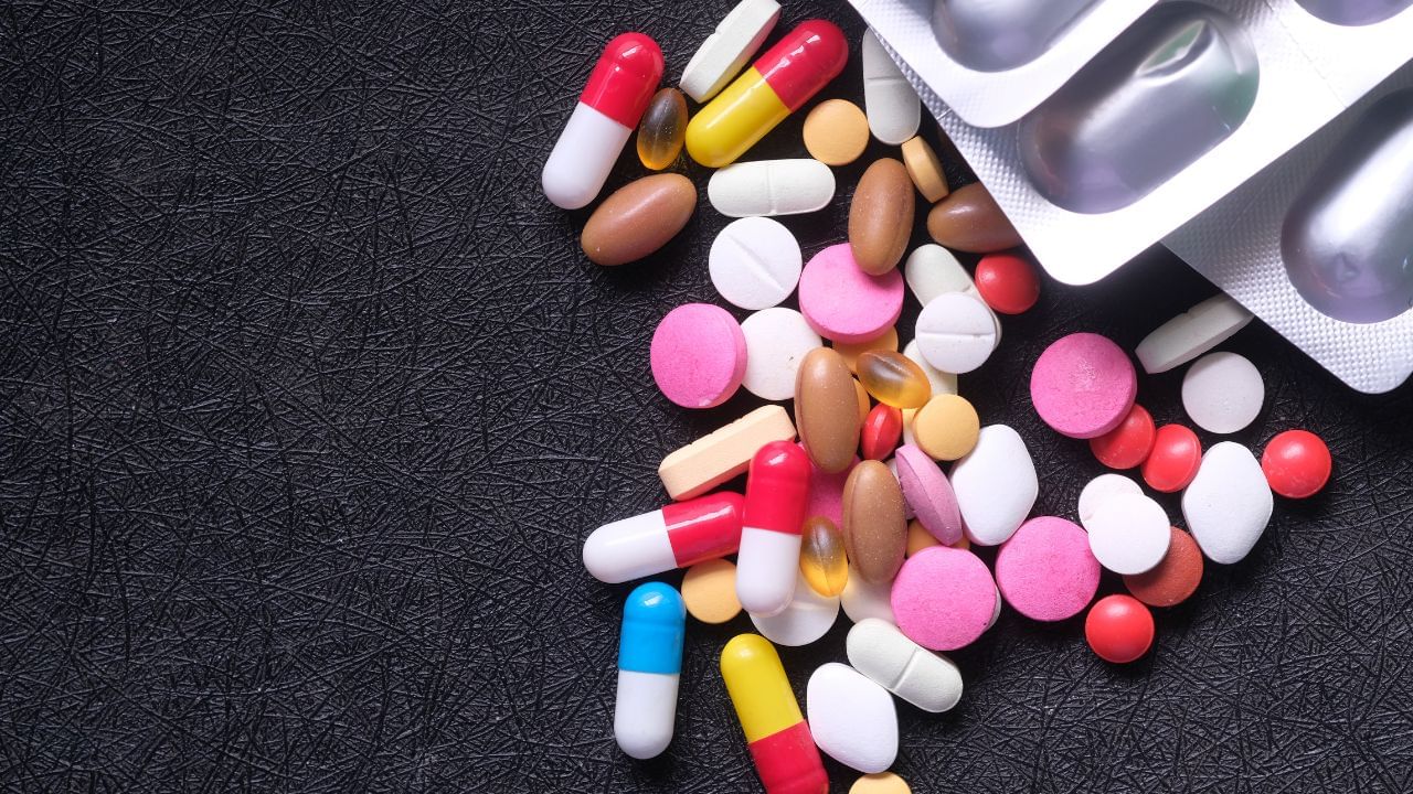 ગર્ભનિરોધકની ગોળીઓ મહિલાઓના હોર્મોનને પ્રભાવિત કરી શકે છે. જેનાથી હોર્મોનલ અસંતુલન થઈ શકે છે, જેનાથી વાળ ખરવા, મુડ સ્વિંગ્સ અને અન્ય હોર્મોન સંબંધિત સમસ્યાઓ થઈ શકે છે.