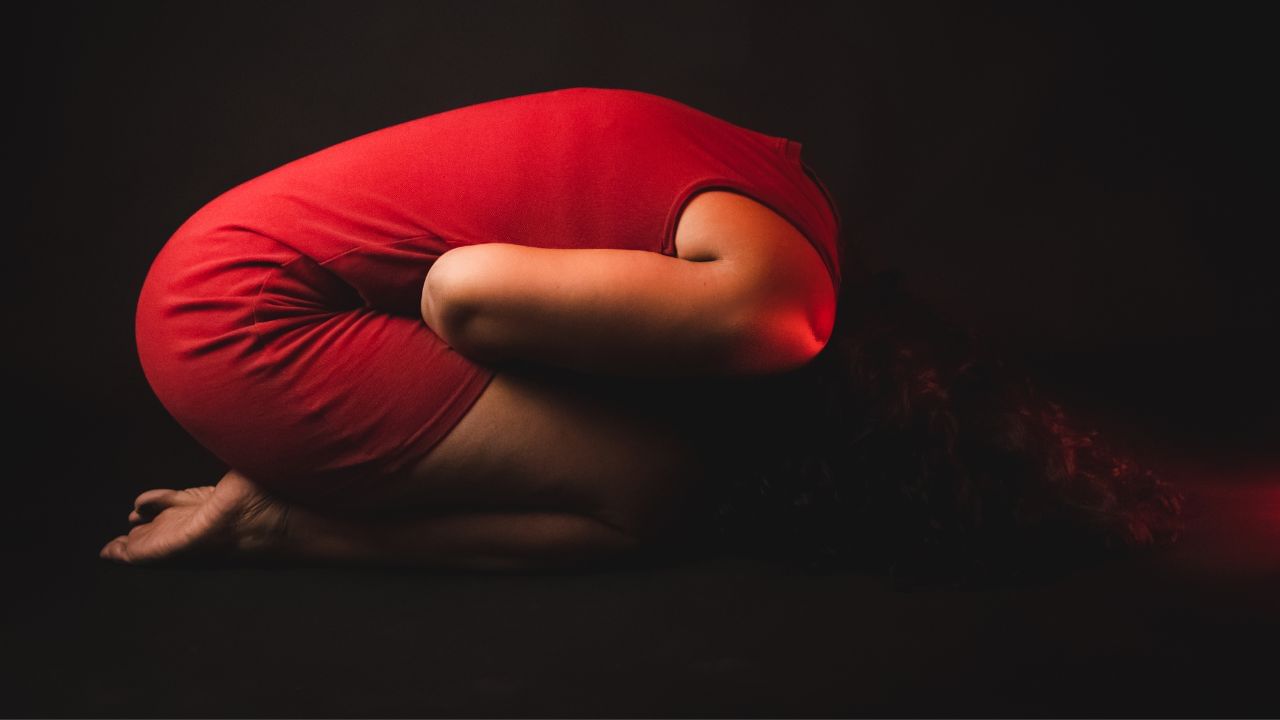 એન્ડોમેટ્રિયોસિસના સંકેતોની જો આપણે વાત કરીએ તો કોઈ મહિલાનું પેટ વારંવાર ફુલી જાય છે, કે પછી કબજીયાત અને અપચો જેવી સમસ્યાઓ આવે છે. તો આની અવગણના કરવી જોઈએ નહી, મહિલાઓ આને ગેસ કહીને નજરઅંદાજ કરે છે.