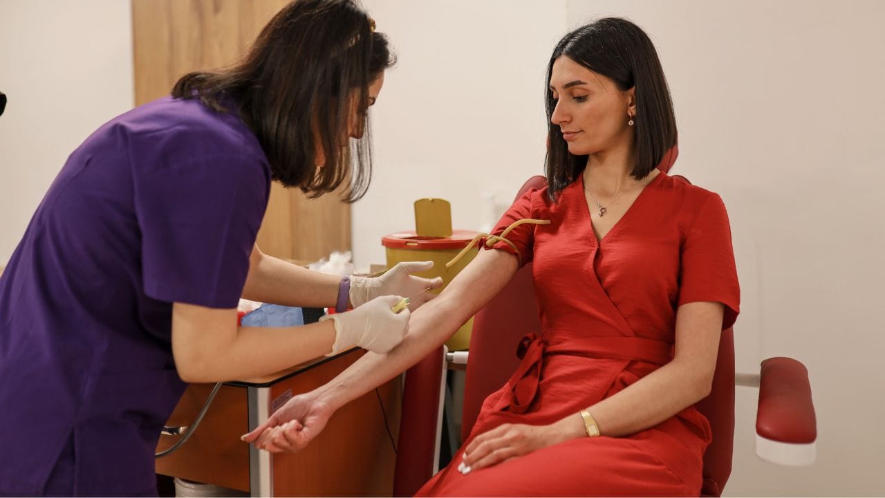  થાઈરોડ ફંક્શન ટેસ્ટ  (TSH, T3, T4),થાઈરોડની સમસ્યા મહિલાઓમાં ખુબ સામાન્ય છે. થાક લાગવો, વજન વધવો કે પછી વજન ઓછો થવો, મૂડ સ્વિંગ આ બધા થાઈરોડ અસુંતલનના લક્ષણો હોય શકે છે. વર્ષમાં એક વખત થાઈરોડનો ટેસ્ટ કરાવવો જોઈએ.