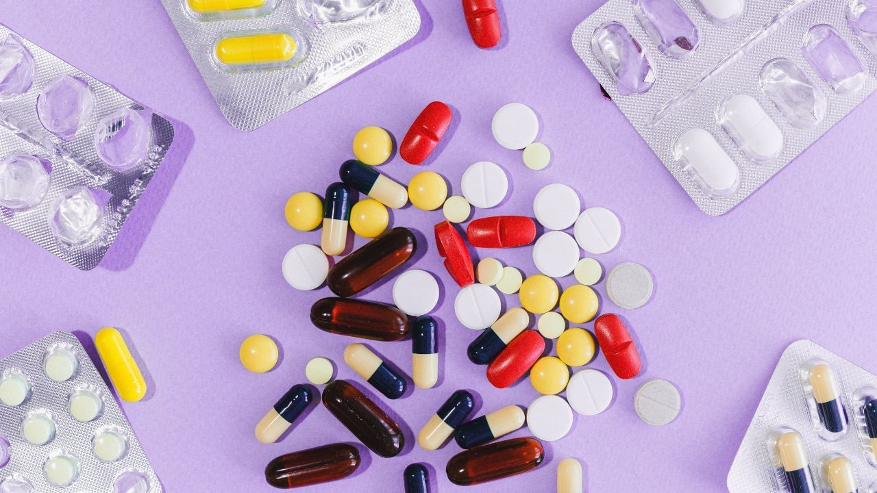 ગર્ભનિરોધક ગોળીઓના વધુ પડતા સેવનને કારણે કેટલીક સ્ત્રીઓ ગર્ભાશયના ચેપથી પીડાઈ શકે છે. આના કારણે, ગર્ભાશયમાં બેક્ટેરિયલ ચેપનું જોખમ વધે છે, જે ચેપનું કારણ બની શકે છે.કેટલીક ગર્ભનિરોધકની ગોળીઓ શરીરમાં પાણીની ઉણપ કરી શકે છે.જેનાથી ચક્કર આવા, થાક લાગવો જેવી સમસ્યાઓ થાય છે.