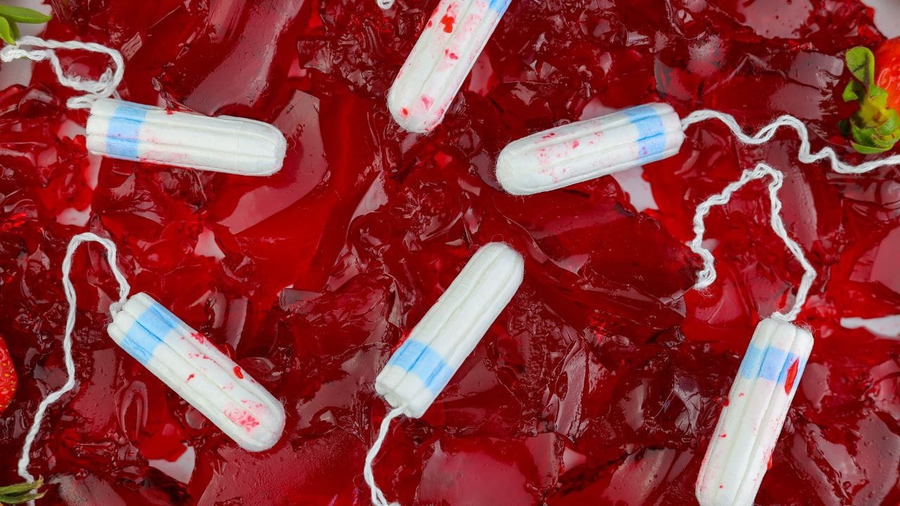 એન્ડોમેટ્રિયોસિસના લક્ષણો જોઈએ તો. શારીરિક સંબંધ બાંધતી વખતે દુખાવો થવો, પીરિયડ્સ દરમિયાન પેટની નીચેના ભાગમાં વધારે દુખાવો થવો. અનિયમિત કે હેવી પીરિયડ્સ, થાક અને નબળાઈ આવવી.