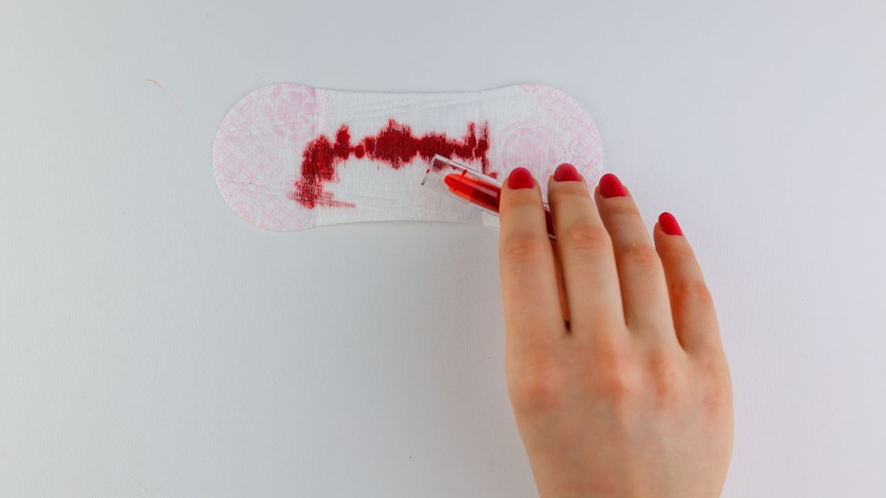 એન્ડોમેટ્રિયોસિસની સારવારની આપણે વાત કરીએ તો. ગાયનોકોલોજિસ્ટે કહ્યું આની કોઈ સારવાર નથી. આના માટે આપણે આપણી લાઈફસ્ટાઈલ સારી રીતે અપનાવવી જોઈએ.આ માટે યોગ્ય સારવાર છે. પરંતુ તમે તેનો જાતે સારવાર કરી શકતા નથી. આ માટે પણ તમારે ડૉક્ટરનો સંપર્ક કરવો જોઈએ અને તેમની પાસેથી યોગ્ય ગાઈડલાઈન લેવું જોઈએ.