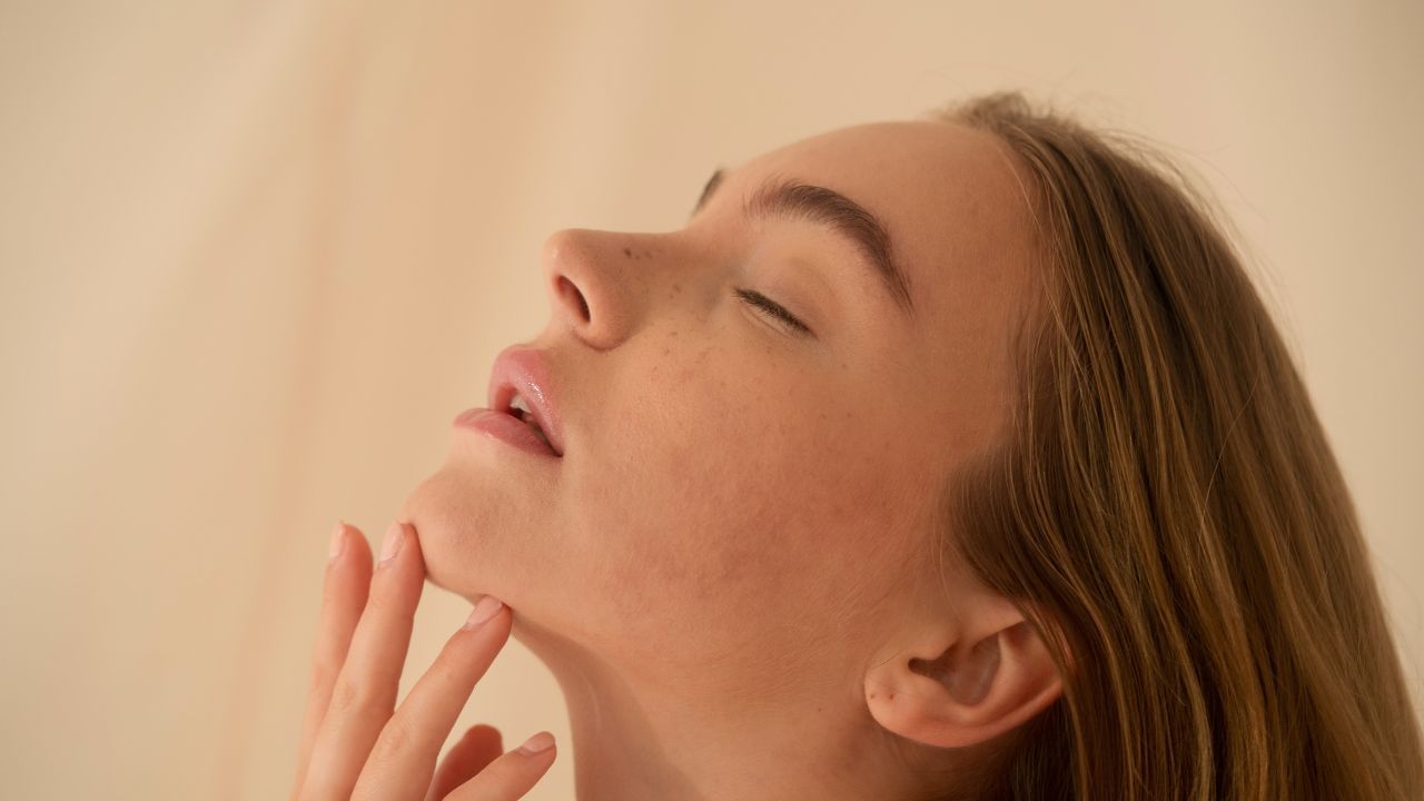 આ હોર્મોન એડ્રિનલ ગ્લેડમાં થાય છે. જો મહિલાઓમાં આ હોર્મોન એન્બેલેન્સ થઈ જાય છે. તો ચહેરા અને દાઢી પર વાળનો ગ્રોથ વધારે થઈ શકે છે. તેની વધુ પડતો ગ્રોથ હોર્મોનલ અસંતુલન અને PCOSનું કારણ બની શકે છે.