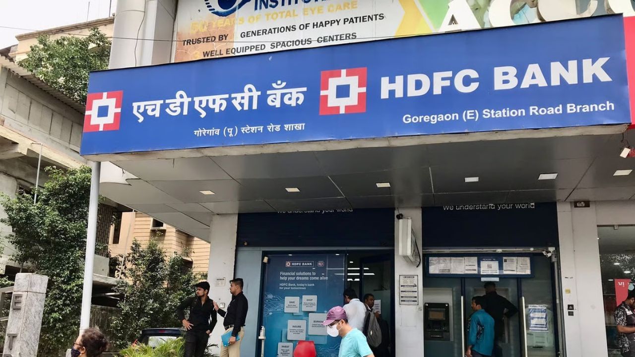 HDFC બેંકે તાજેતરમાં તેના IPO દરમિયાન ઓફર ફોર સેલ (OFS) ઘટકના ભાગ રૂપે, તેના નોન-બેંક ધિરાણ એકમ HDB ફાઇનાન્શિયલ સર્વિસીસમાં ₹10,000 કરોડનો હિસ્સો વેચ્યો હતો.