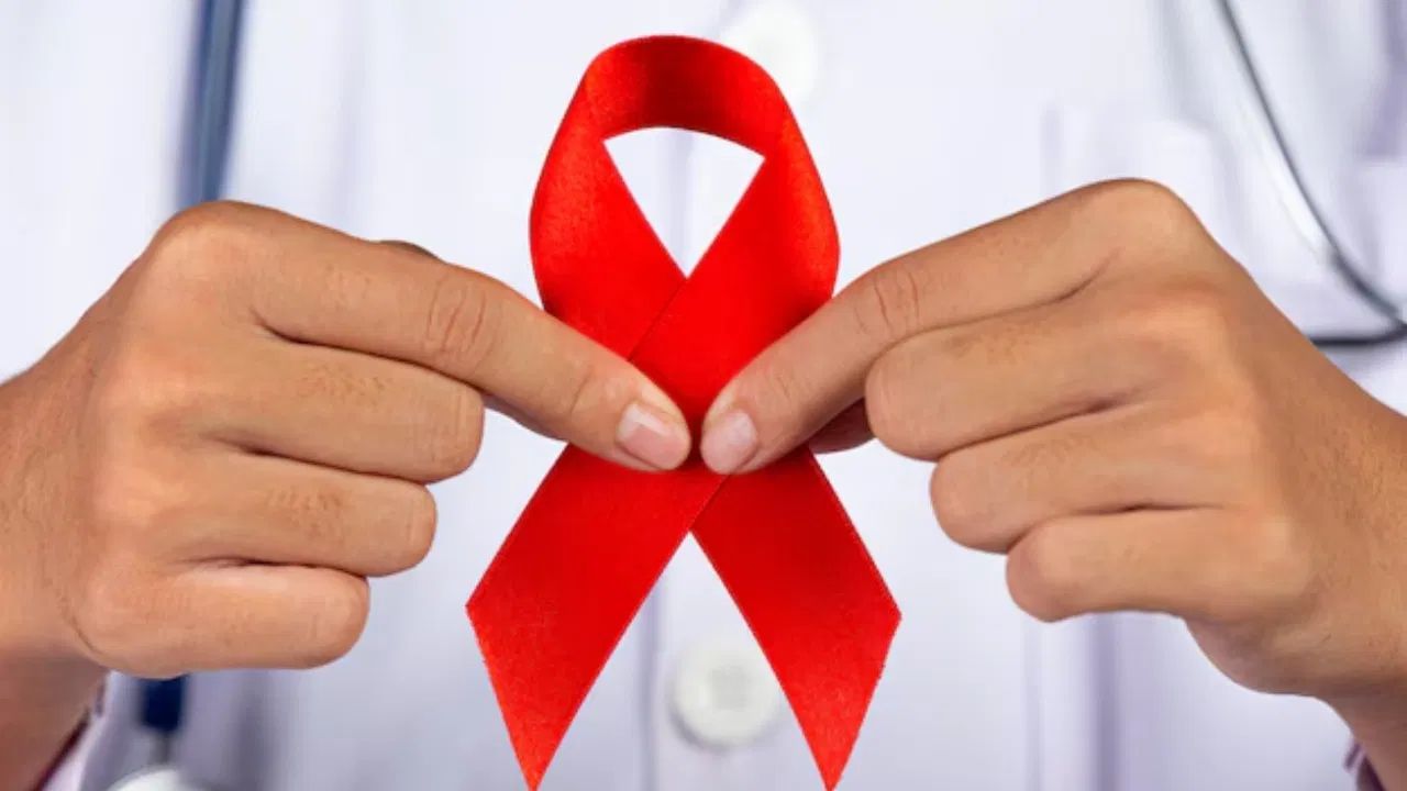 HIV થી સંક્રમિત વ્યક્તિની રોગપ્રતિકારક શક્તિ ધીમે ધીમે નબળી પડે છે, જેના કારણે શરીર સામાન્ય ચેપ સામે લડવામાં અસમર્થ બને છે. જેઓ શારીરિક સંબંધ કરે છે, જેઓ દવાઓ માટે ઇન્જેક્શનનો ઉપયોગ કરે છે અને HIV પોઝીટીવ માતાઓના નવજાત શિશુઓ સૌથી વધુ જોખમમાં હોય છે. સમયસર ઓળખ અને સારવારથી આ ચેપને નિયંત્રિત કરી શકાય છે.