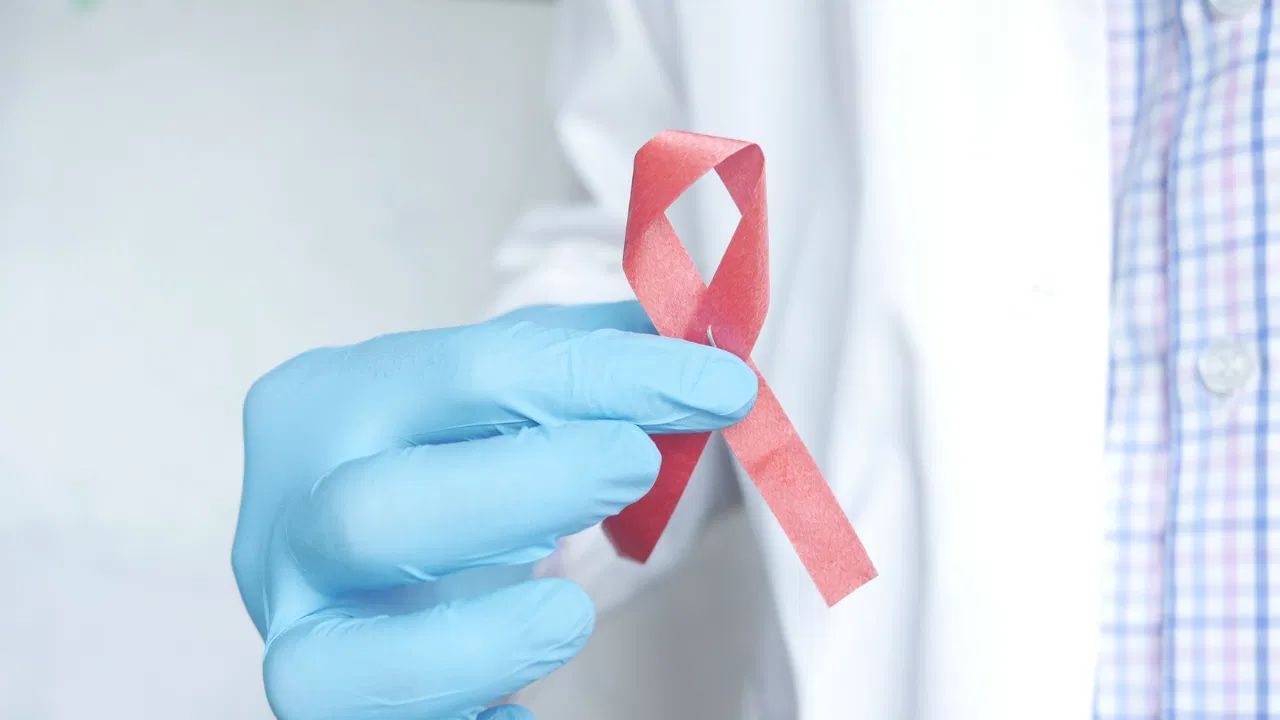 HIV ચેપ ત્રણ તબક્કામાં આગળ વધે છે. પ્રથમ તબક્કાને તીવ્ર HIV ચેપ કહેવામાં આવે છે, જેમાં વાયરસ શરીરમાં ઝડપથી ફેલાય છે. બીજો તબક્કો ક્લિનિકલ લેટન્સી છે, જેમાં વાયરસ સક્રિય રહે છે પરંતુ લક્ષણો ઓછા દેખાય છે. છેલ્લો તબક્કો એઇડ્સ છે, જ્યાં રોગપ્રતિકારક શક્તિ ગંભીર રીતે નબળી પડી જાય છે. આ સમય દરમિયાન, દર્દીને વારંવાર ગંભીર ચેપ અને રોગો થવા લાગે છે. HIV ની અસર ધીમે ધીમે શરીરની રોગપ્રતિકારક શક્તિનો નાશ કરે છે, જેના કારણે સામાન્ય રોગો પણ જીવલેણ બની શકે છે. જો સમયસર સારવાર ન કરવામાં આવે તો, તે શરીરના લગભગ દરેક ભાગને અસર કરી શકે છે.