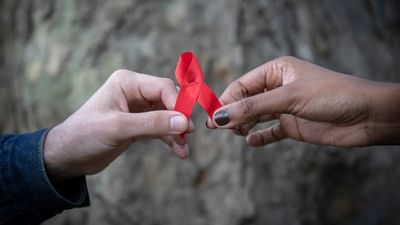 HIV એટલે કે હ્યુમન ઇમ્યુનોડેફિશિયન્સી વાયરસ એક ચેપ છે જે શરીરની રોગપ્રતિકારક શક્તિને નબળી પાડે છે. આ વાયરસ મુખ્યત્વે શારીરિક સંબંધ, ચેપગ્રસ્ત સોયના ઉપયોગ, રક્તદાન અને જન્મ અથવા સ્તનપાન દરમિયાન માતાથી બાળકમાં ફેલાય છે.