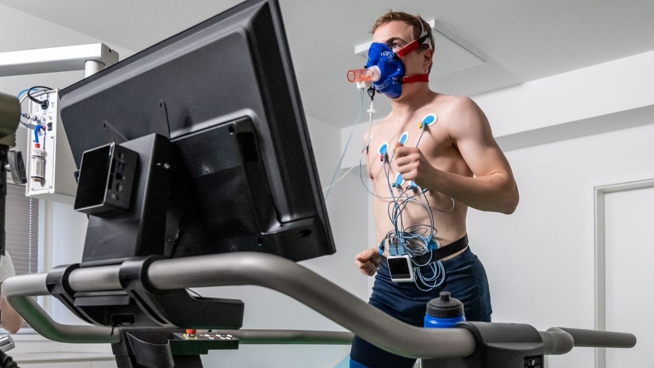 TMT અથવા સ્ટ્રેસ ટેસ્ટ - આ ટેસ્ટમાં, વ્યક્તિને ટ્રેડમિલ પર ચલાવવામાં આવે છે અને કસરત દરમિયાન હૃદય કેવી રીતે પ્રતિક્રિયા આપી રહ્યું છે તે જોવામાં આવે છે. આ રક્ત પ્રવાહ અને અવરોધ શોધવામાં મદદ કરે છે.